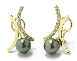 Boucles d'oreilles perles de tahiti et diamants.