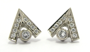 Boucles d'oreilles triangle diamant.