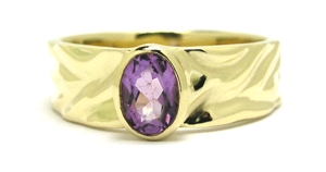 Bague amethyste or froissé.