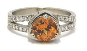 Bague grenat mandarin diamants.